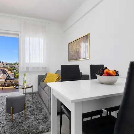 Apartment Tombili 7- Minute Walk To The Valsaline And Lungomare Promenade