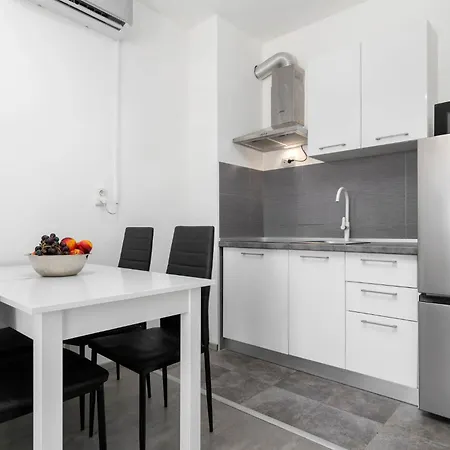 Tombili 7- Minute Walk To The Valsaline And Lungomare Promenade Apartment