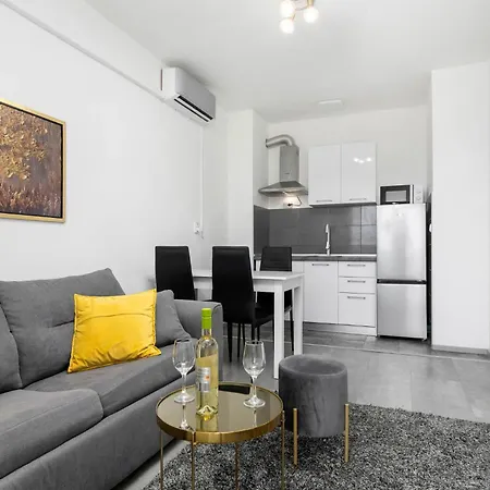 Tombili 7- Minute Walk To The Valsaline And Lungomare Promenade *
